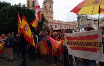 Concentración de VOX frente a la sede del PSOE de Cádiz en la plaza de San Antonio.