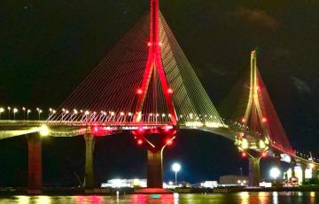 El Puente de la Constitución iluminado con los colores de la bandera de España.