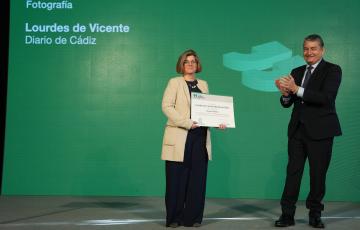 La fotoperiodista Lourdes de Vicente recibiendo el premio en la gala de entrega de la 38 edición de los Premios Andalucía de Periodismo.