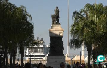 Vistas al muelle desde la Plaza de San Juan de Dios. 