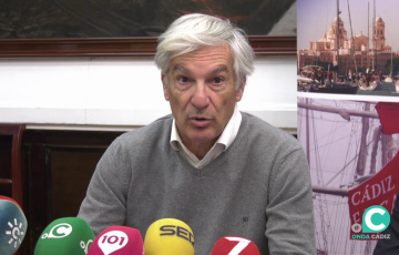 El presidente de la asociación Cádiz con Elcano, Miguel Ramos Grosso, atendiendo a los medios de comunicación