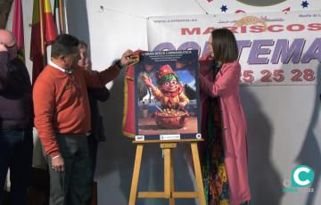 La concejala de fiestas y el presidente de la AVV. Murallas de San Carlos descubren el cartel de la XL Berza Popular.