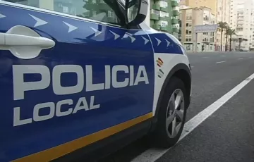 Coche de la Policía Local por las calles de Cádiz. 