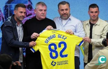 Sergio González posa con una camiseta que luce el número de partidos dirigidos al club cadista.