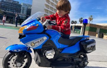 Un pequeño jugando con su regalo de Reyes.