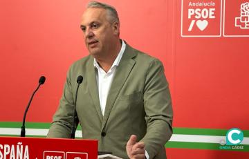 El secretario general del PSOE de Cádiz, Juan Carlos Ruiz Boix, este lunes, en rueda de prensa. 