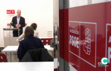 El Secretario General de la Agrupación Local del PSOE en Cádiz, José Ramón Ortega, en rueda de prensa. 