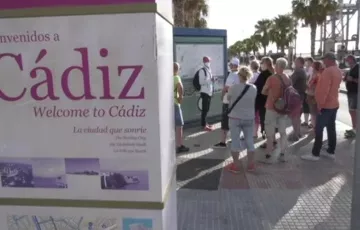 Turistas por las calles de Cádiz. 