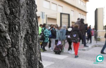 Entrada de los estudiantes a un centro educativo de la ciudad de Cádiz. 