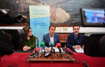 Momento del acto de presentación en el Ayuntamiento de Cádiz.