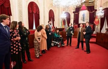 Visita institucional del embajador chileno en España en el Salón de Plenos del Ayuntamiento.