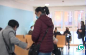 Pacientes en la sala de espera de un hospital. 