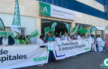 Imagen de la protesta de SATSE en el Hospital Puerta del Mar. 