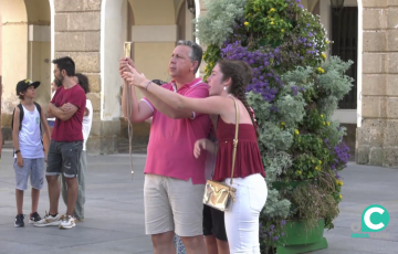 Turistas en la plaza de San Juan de Dios de Cádiz