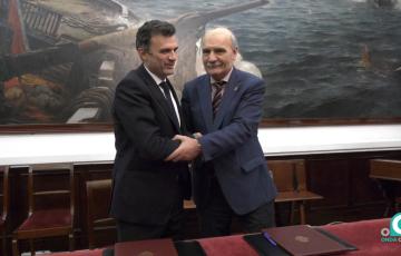 El alcalde y el presidente del Consejo Local de HH. y CC. de Cádiz celebran la rúbrica del convenio