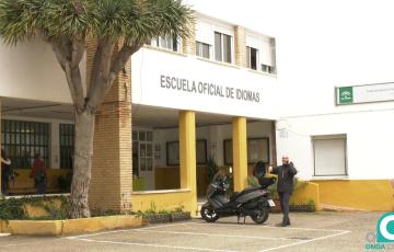 Entrada de la Escuela Oficial de Idiomas en Cádiz. 
