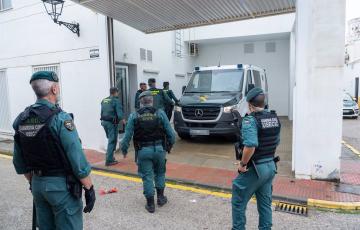 Los ocho detenidos por la muerte de dos agentes de la Guardia Civil el pasado viernes en el puerto de Barbate a su llegada a los juzgados de Barbate.