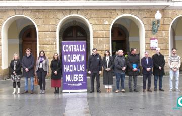 Momento del minuto de silencio en la plaza de San Juan de Dios