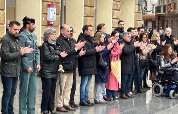 Silencio y homenaje a los guardias civiles fallecidos