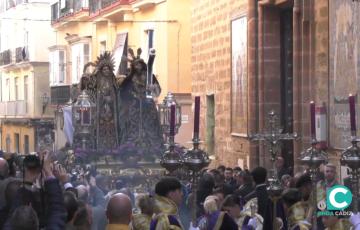 Momento del Vía Crucis por las calles de Cádiz. 