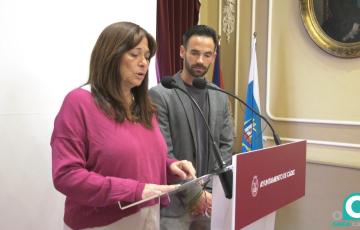 Los concejales de Adelante Izquierda Gaditana, David de la Cruz y Helena Fernández. 