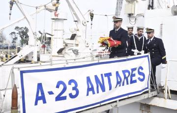El buque hidrográfico 'Antares', en el acto de baja tras 50 años de servicio