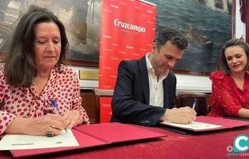 Momento de la firma del acuerdo de colaboración entre Ayuntamiento y Cruzcampo.