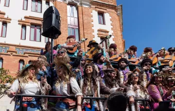 Un coro del Carnaval de Cádiz cantando en las calles del casco histórico.