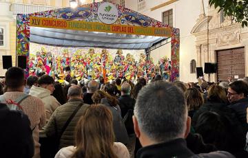 El coro de carnaval 'Los luciérnagas' actuando sobre el escenario de la Fundación Unicaja de Cádiz