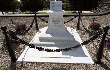 tumba del intelectual gaditano en el cementerio mancomunado