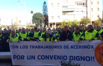 Trabajadores de Acerinox en la puerta de los juzgados.