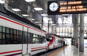 Trenes de Cercanías en la estación de Cádiz.