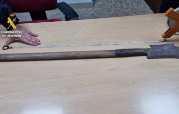 Arma, similar a un hacha, incautada por la Guardia Civil en Jimena de la Frontera.