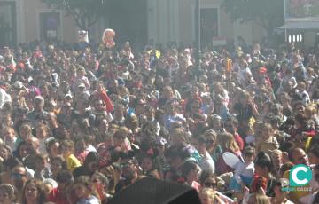 Público disfrutando del ambiente de carnaval en la ciudad de Cádiz. 