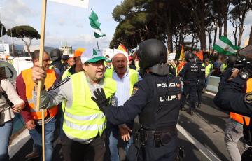 Agricultores discuten con las fuerzas del orden en las protestas agrarias en Algeciras