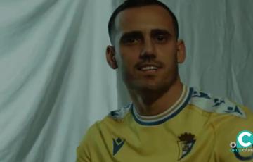 El jugador luce la camiseta del Cádiz CF en un vídeo publicado por el club