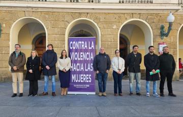 Minuto de silencio a las puertas del Ayuntamiento de Cádiz