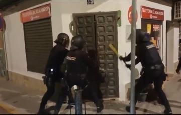 Agentes de la Policía Nacional realizando registro domiciliario dentro de la operación. 