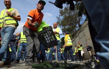 Agricultor tira hortalizas al suelo en las protestas agrarias en Algeciras