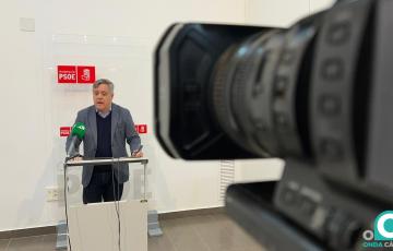 El portavoz del PSOE en el Ayuntamiento Óscar Torres, en rueda de prensa. 