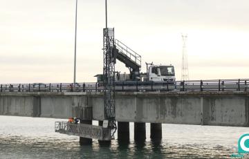 Operarios realizando intervenciones en el puente Carranza. 
