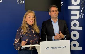 Los dirigentes del PP, Antonio Saldaña y Macarena Lorente, durante la rueda de prensa