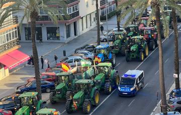 Imagen de caravanas de tractores por la avenida principal de Cádiz