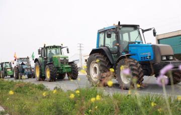 Tractores en un acción de protesta en la carretera en una imagen reciente.