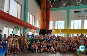 200 nadadores han participado en el "100×100 Solidario Costa de la Luz".