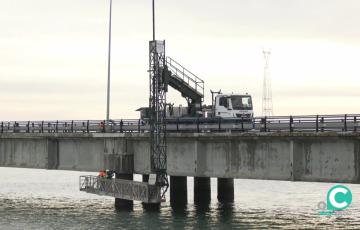 Operarios trabajan en los pilares del puente Carranza 
