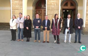 Recuerdo a las victimas del 11 M a las puertas del Ayuntamiento de Cádiz