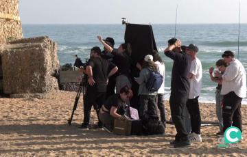 El equipo de filmación de Coraje en la playa de la Caleta.