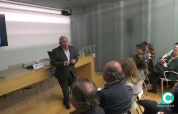 Óscar Lobato durante el acto en la Asociación de la Prensa de Cádiz.