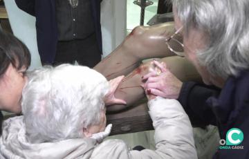 Los mayores pudieron expresar su devoción ante la imagen del Cristo de las Siete Palabras en la Merced